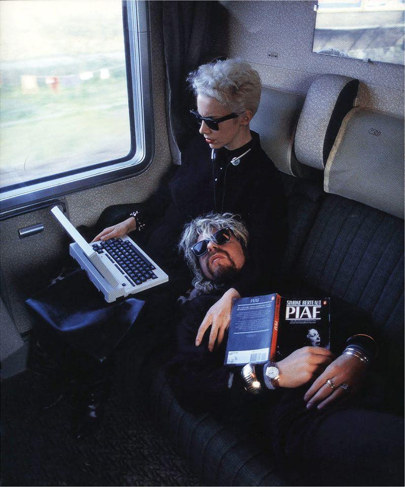 Annie Lennox and Dave Stewart on a train in 1986, Stewart working a Tandy 200.